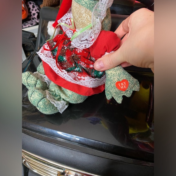 Vintage Christmas frog plush - Picture 6 of 6